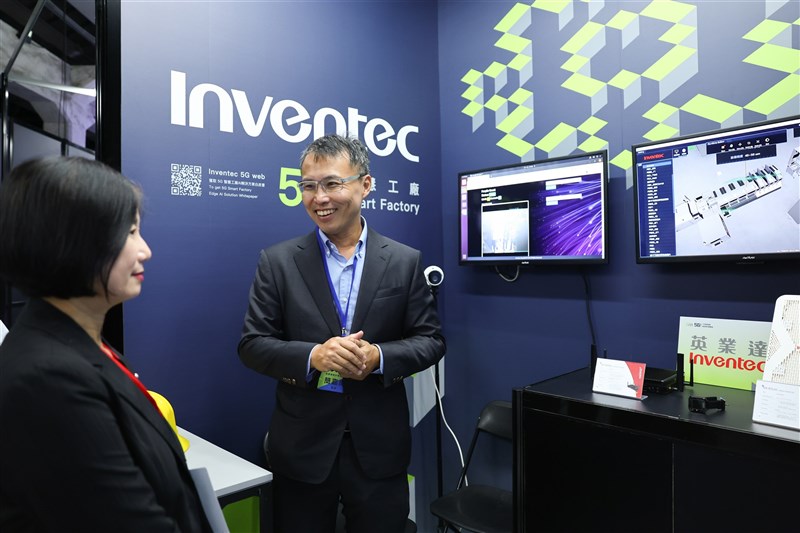 An Inventec official talks with a visitor in a 5G exhibition. CNA file photo