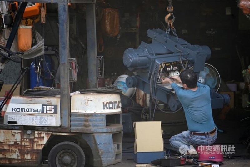 A man inspects a machine rotor at a Kaohsiung plant. CNA file photo