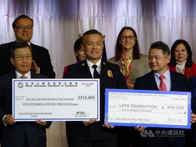 TECO-LA Director General Amino Chi, Arcadia Fire Department chief Chen Suen, and World Taiwanese Chambers of Commerce President Kenneth Wu (front, from left to right) display donation checks at TECO-LA Sunday. CNA photo Feb. 10, 2025