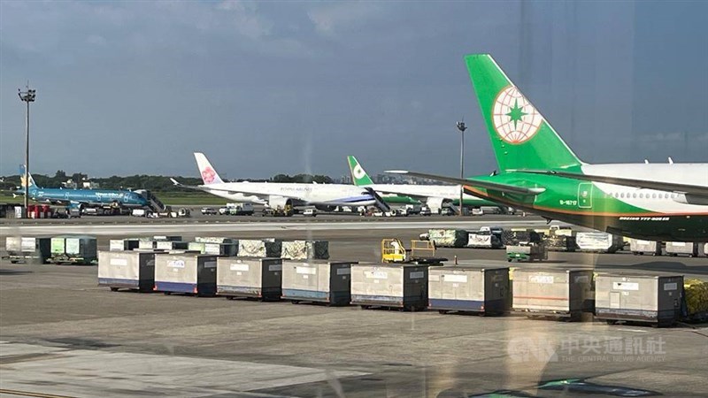 CAL and EVA planes at Taoyuan International Airport. CNA file photo