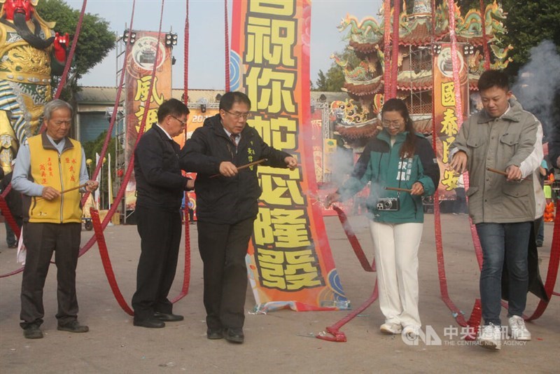 Tainan Mayor Huang Wei-che (center) lights the first string of firecrackers to mark the start of the festival on Tuesday. CNA photo Feb. 11, 2025