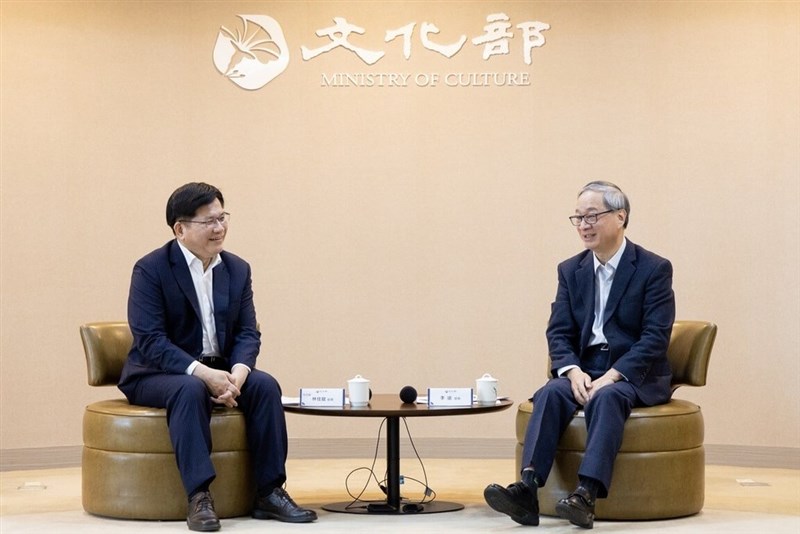 Taiwan's Foreign Minister Lin Chia-lung (left) and Culture Minister Li Yuan hold a meeting in New Taipei on Tuesday. Photo courtesy of the Ministry of Culture