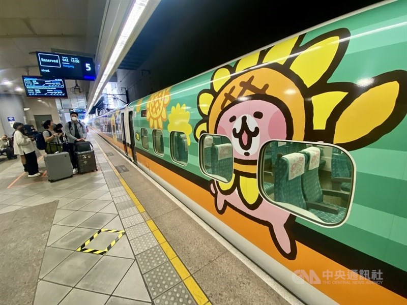 Passengers prepare to board a train at Taiwan HSR Zuoying Station on July 30, 2024. CNA file photo