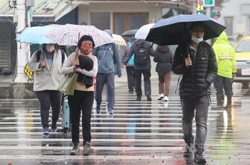 Taipei commuters brave the rain in this CNA file photo