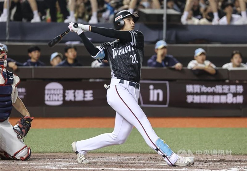 Taiwanese batter Lin Chia-wei slugs a grand slam to give Taiwan a 6-2 lead in the top of the eighth. CNA photo Feb. 13, 2025