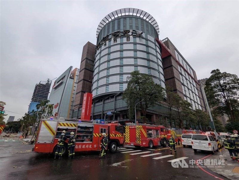 First responders arrive on scene at Taichung's Shin Kong Mitsukoshi department store in Xitun District. CNA photo Feb. 13, 2025