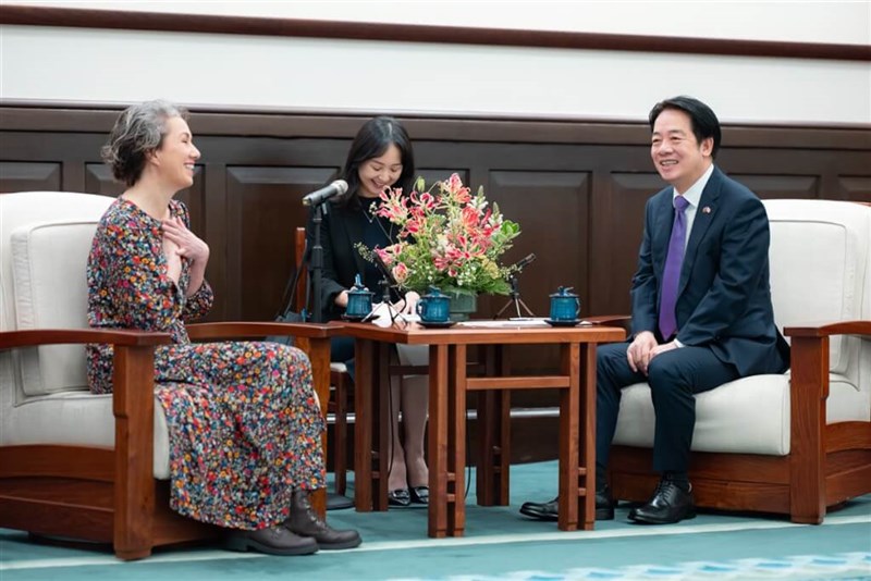 President Lai Ching-te (right) exchanges views with U.K. Labour Party lawmaker Sarah Champion at the Presidential Office in Taipei on Tuesday. Photo courtesy of the Presidential Office