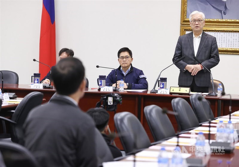 Kuomintang Vice Chairman Andrew Hsia (back row, right) chairs a meeting held at the party headquarters in January. CNA file photo