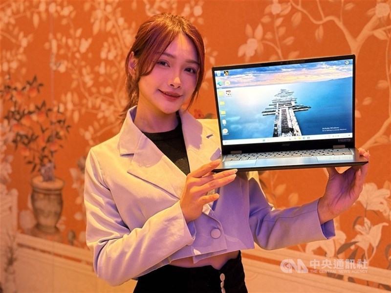 A woman shows off a new AI-powered laptop from Acer. CNA file photo