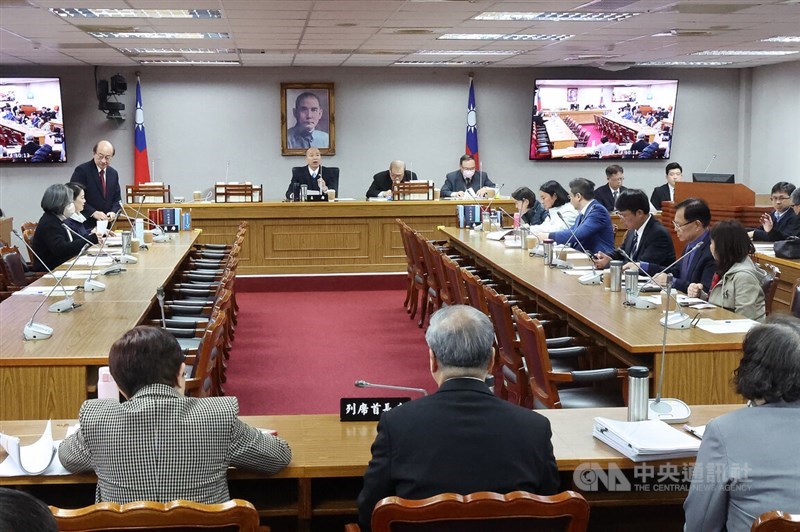 Legislative Speaker Han Kuo-yu (back, cneter) presides a inter-party negotiations on the central budget issues in Taipei Tuesday. CNA photo Feb. 18, 2025