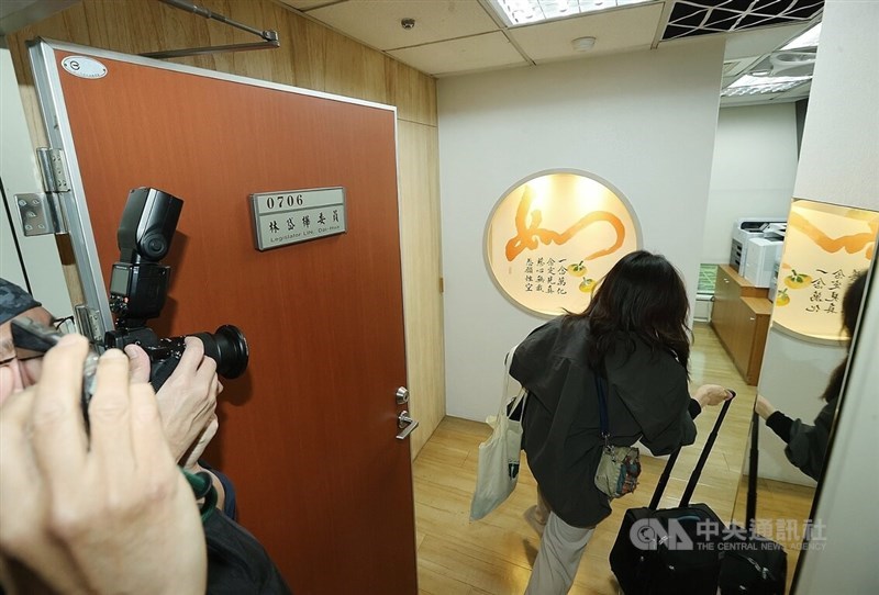 The Legislative Yuan office of Democratic Progressive Party lawmaker Lin Tai-hua is searched by authorities Thursday. CNA photo Feb. 20, 2025