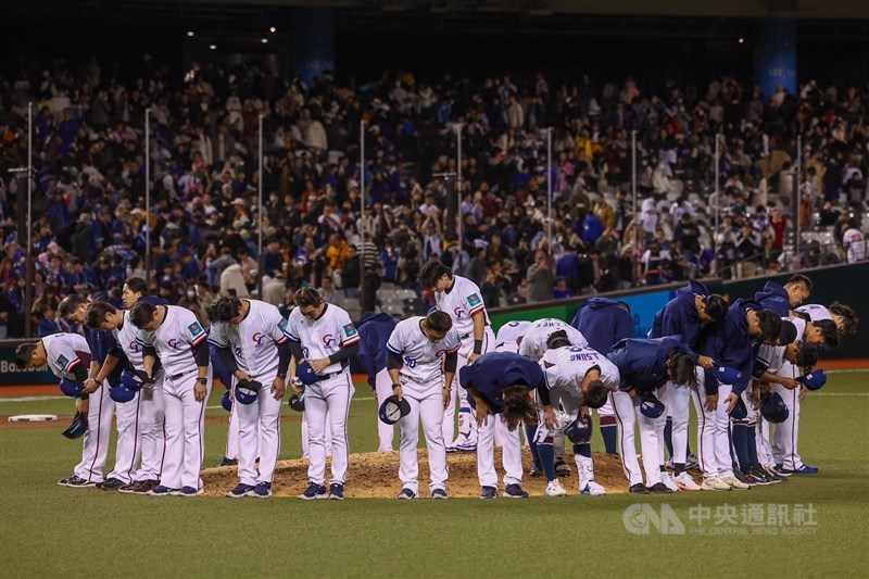 Team Taiwan players form a circle around the pitching mound to thank fans for their support at the Taipei Dome on Friday. CNA photo Feb. 21, 2025