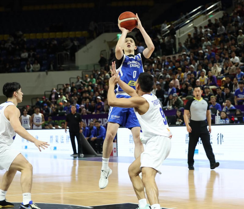 Taiwanese baller Lin Ting-chien (in blue jersey) leads the scoring with 21 points to beat the Philippines 91-84 in Taipei Thursday. Photo courtesy of the Chinese Taipei Basketball Association