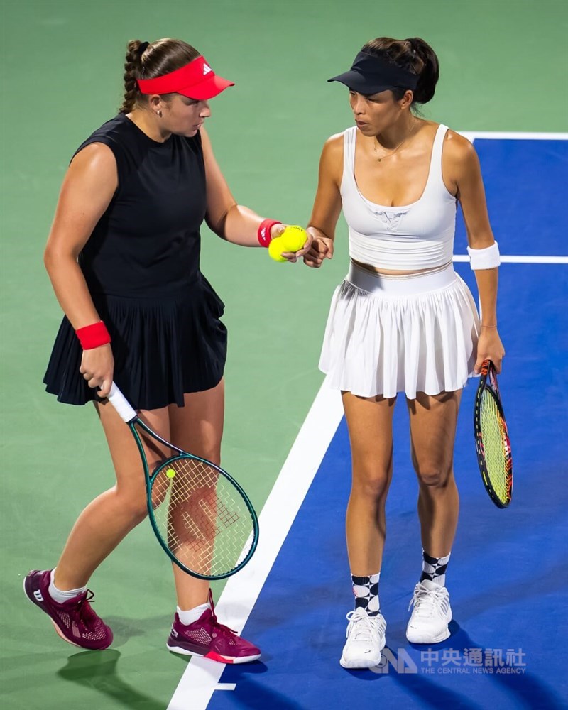 Hsieh Su-wei (right) and Jeļena Ostapenko. CNA file photo