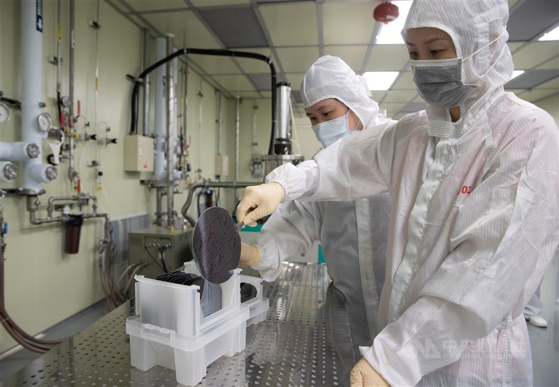 Technicians examine a silicone wafer at a production plant in Taiwan. CNA file photo