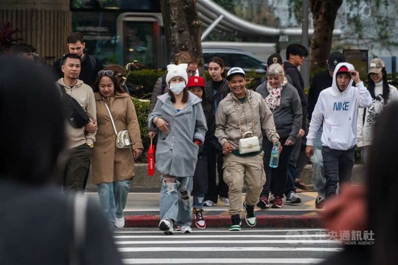 People are walking on a crosswalk in Taipei. CNA file photo