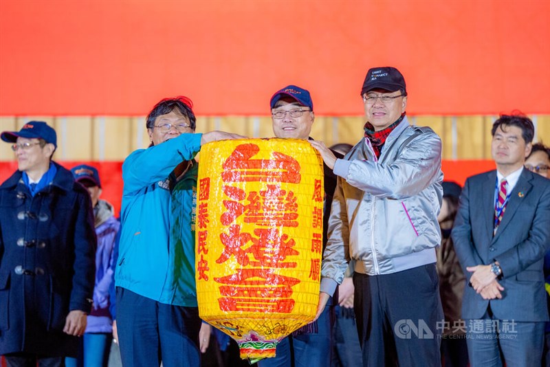 Taoyuan Mayor Chang San-cheng (second right) presents a yellow lantern to Chiayi County Deputy Commissioner Liu Pei-tung (second left) in a ceremonial passing of the lantern to next year's Taiwan Lantern Festival host city Chiayi on Sunday, in the presence of Tourism Administration Director-General Chou Yung-hui. CNA photo Feb. 23, 2025