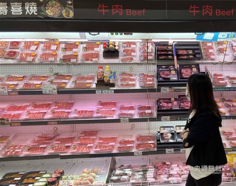 A woman shops for meat products at a Kaohsiung supermarket. CNA file photo for illustrative purpose only