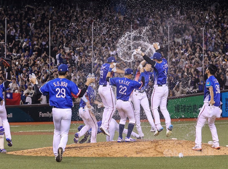 Team Taiwan players celebrate their win over Spain in the WBC qualifier’s second-place playoff held at the Taipei Dome on Tuesday. CNA photo Feb. 25, 2025