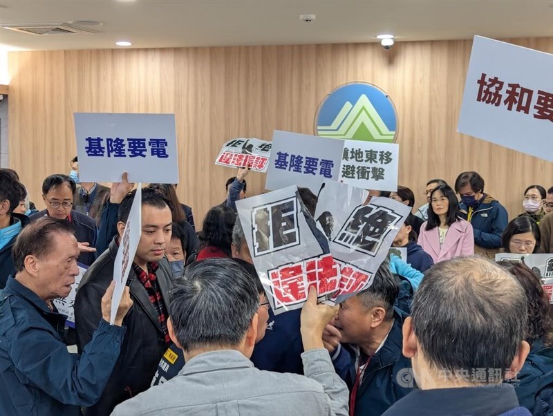 Supporters and protesters confront each other during the environmental impact assessment meeting in Taipei held over the power plant on Wednesday. CNA photo Feb. 26, 2025