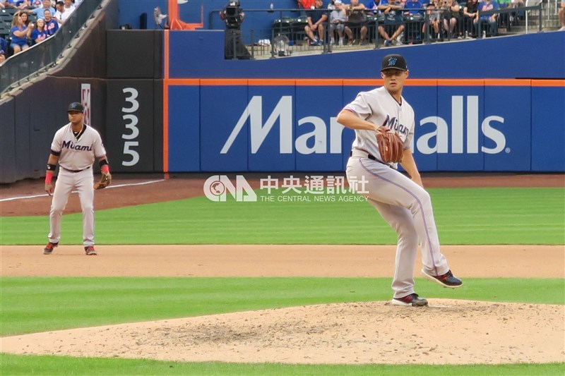 Baseball player Chen Wei-yin (right). CNA photo Aug. 5, 2019