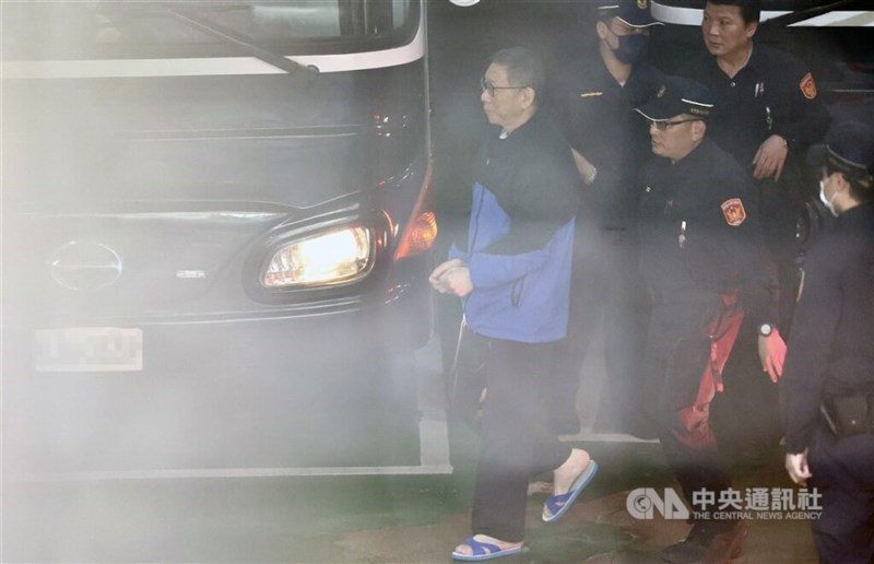 Former Taiwan People's Party leader Ko Wen-je (wearing black and blue jacket) is escorted by police officers to the Taipei District Court on Thursday. CNA photo Feb. 27, 2025