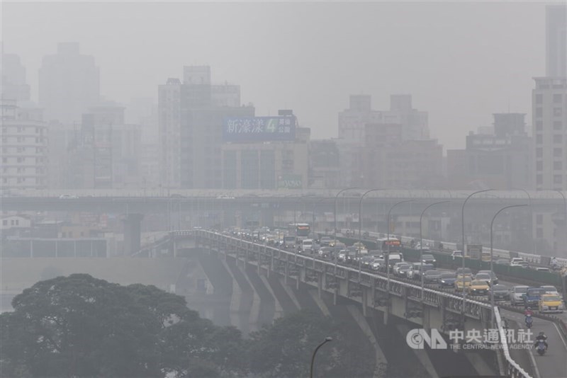 Heavy traffic is seen on the Zhongxiao Bridge connecting Taipei and New Taipei amid poor air quality on Thursday. CNA photo Feb. 27, 2025