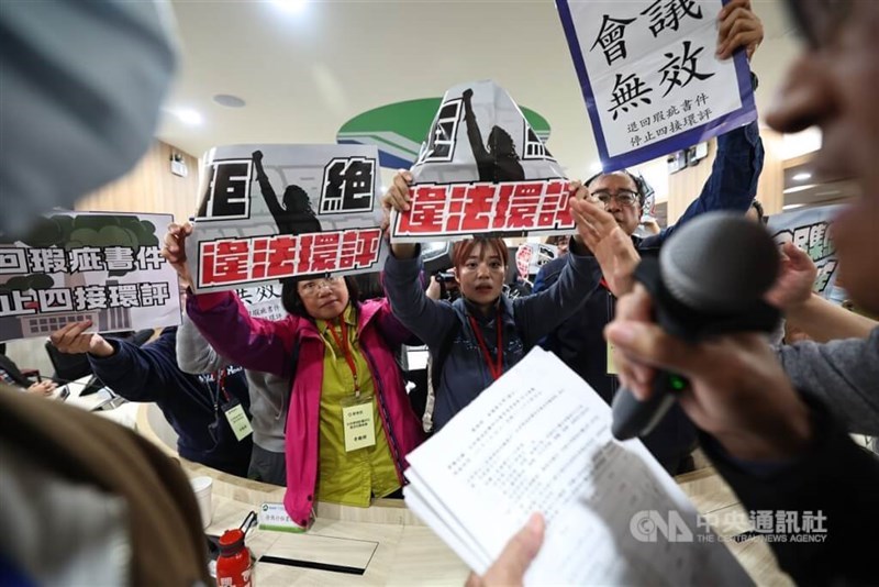 Environmental activists hold placards in protest of Taipower's plans to convert an oil-fired power plant into a gas-fired facility. CNA photo Feb. 26, 2025