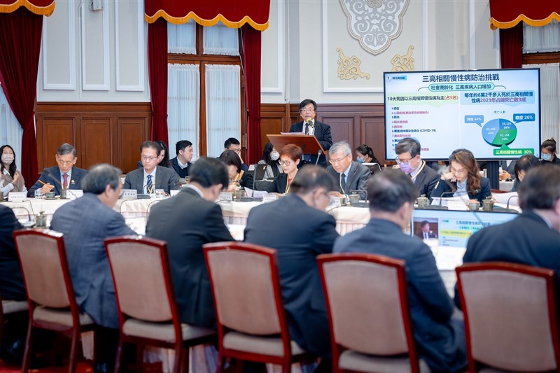 Deputy Health Minister Chou Jih-haw presents a report to a Presidential Office committee in Taipei on Thursday. Photo courtesy of the Presidential Office