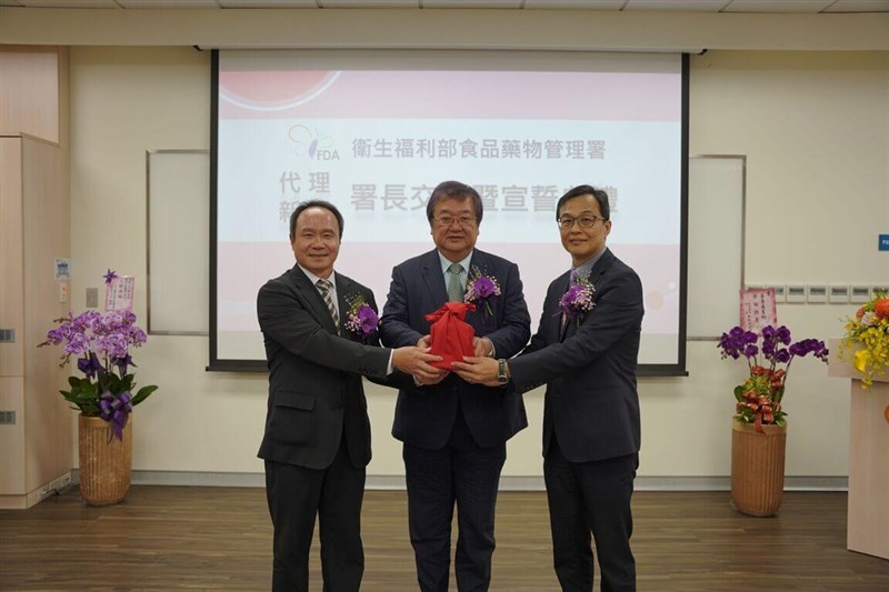 The new Taiwan Food and Drug Administration Director-General Chiang Chih-kang (right) receives the baton from acting director Lin Chin-fu (left) at his appointment ceremony Thursday, as Health Minister Chiu Tai-yuan (center) looks on. Photo courtesy of Ministry of Health and Welfare Feb. 27, 2025