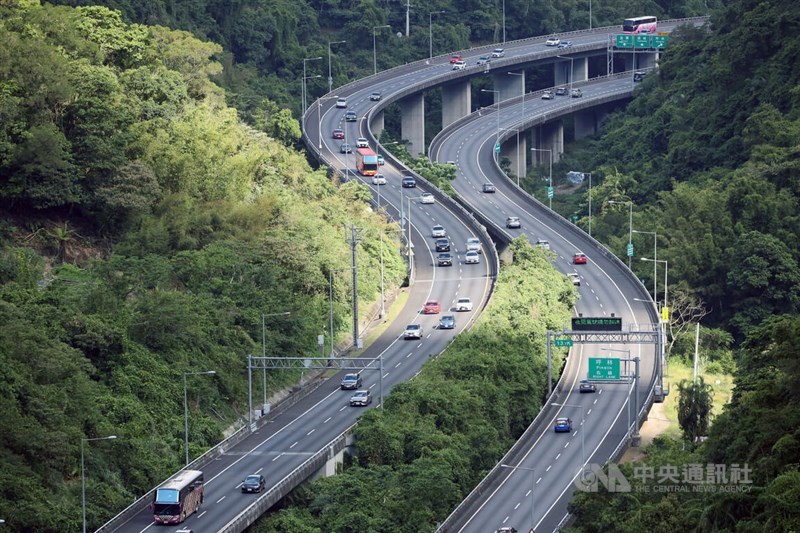 Vehicles enjoy light traffic on National Freeway 5 in this CNA file photo