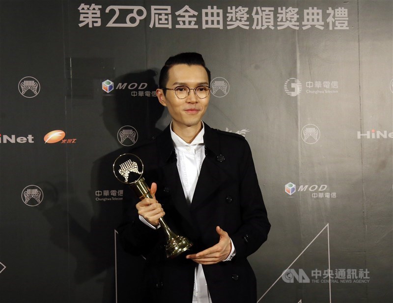 Singer-songwriter Khalil Fong holds the trophy for Best Male Vocalist at the 2017 Golden Melody Awards ceremony in Taipei on June 25, 2017. CNA file photo