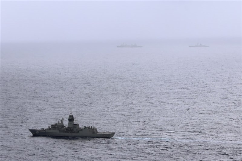 In this photo provided by the Australian Defense Force, the HMAS (His Majesty’s Australian Ship) Arunta, left, shadows the People’s Liberation Army-Navy Jiangkai-class frigate Hengyang and a Fuchi-class replenishment vessel in the Tasman Sea, on Feb. 13, 2025. Photo: Australian Defense Force via AP