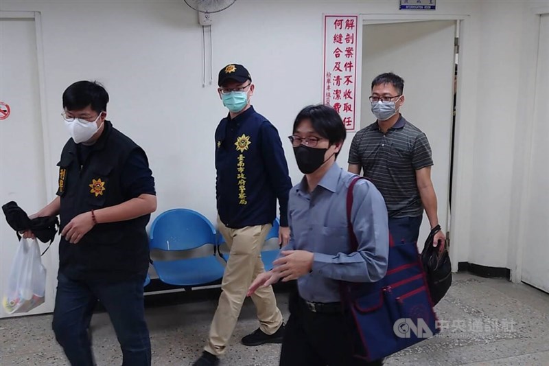 Tainan prosecutor Hu Sheng-rong (胡晟榮, front right) speaks to reporters on Monday after the completion of the autopsy along with forensic experts on a 13-year-old boy who died last week following alleged school bullying in the city. CNA photo March 3, 2025