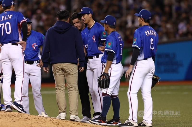 Teammates and coaches check on pitcher Sha Tzu-chen (third from right) during an injury timeout in the third inning of the WBCQ game with South Africa in Taipei on Feb. 23, 2025. Sha had to leave the game with a cramp. CNA file photo