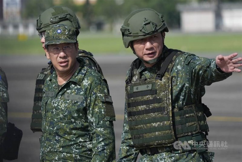 Defense Minister Wellington Koo (顧立雄, left) observes last year's Han Kuang military exercises at Hualien Air Base. CNA file photo