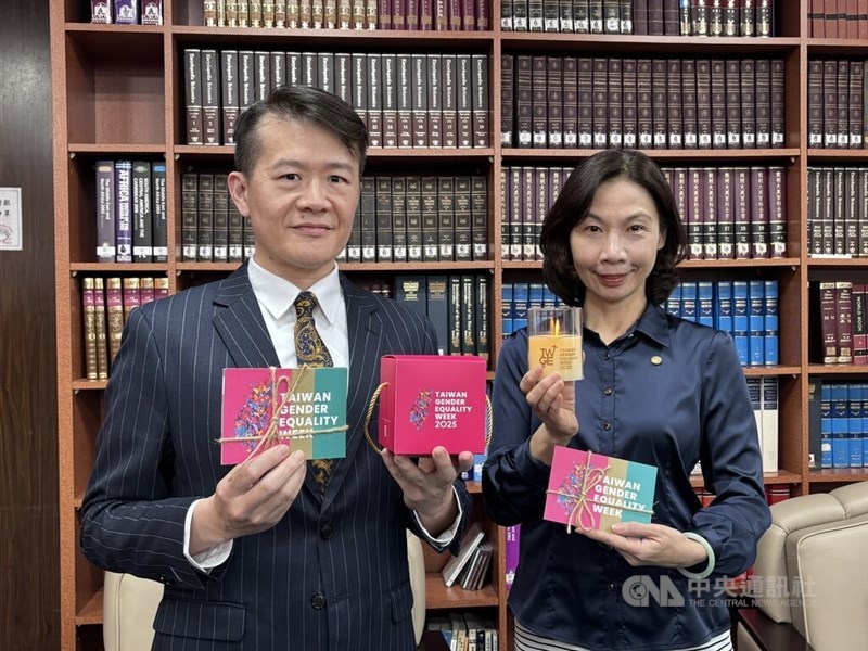 Kang Chia-chi (康嘉棋, left), deputy chief of the Ministry of Foreign Affairs (MOFA) Department of NGO International Affairs, holds postcards at a news conference to promote Taiwan Gender Equality Week to be held in New York March 10-21. CNA photo March 4, 2025