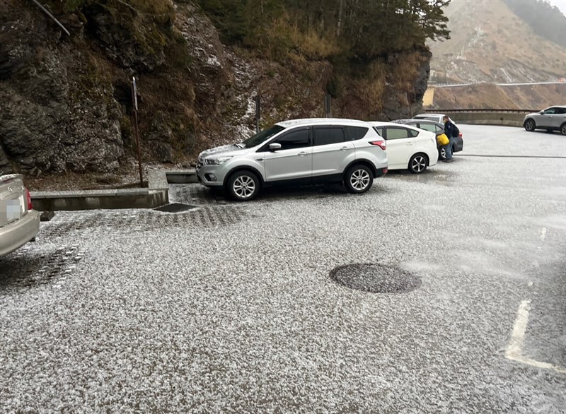 The ground of Hehuanshan (Mt. Hehuan) in Nantou County is covered with a thin layer of ice after hail that hit the mountain area lasted for a period of time onTuesday. (Photo courtesy of the Nantou Branch of theForestry and Nature Conservation Agency)