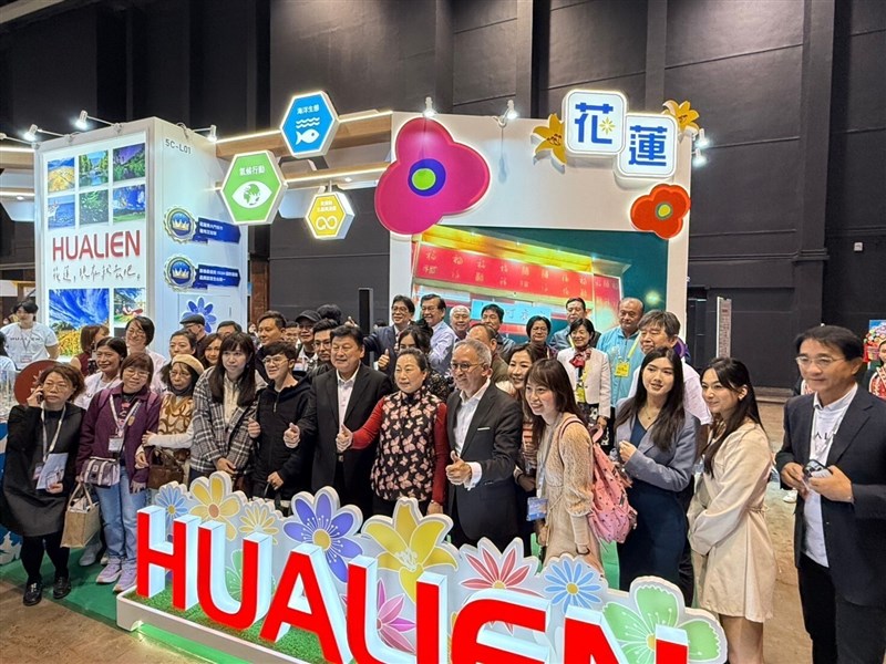 Legislator Fu Kun-chi (front row, fourth right) and Hualien County Magistrate Hsu Chen-wei (front row, third right) pose for a group photo at Hualien's exhibition during the Hong Kong Holiday and Travel Expo 2025 on Feb. 20. Photo courtesy of Legislator Fu Kun-chi's office