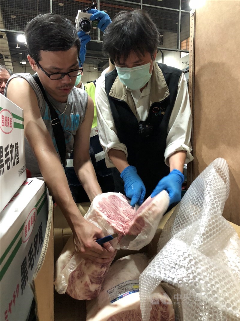 TFDA officials examine the first batch of Japanese beef arriving at Taiwan Taoyuan International Airport on Sept. 29, 2017, following a relaxation of import restrictions. CNA file photo