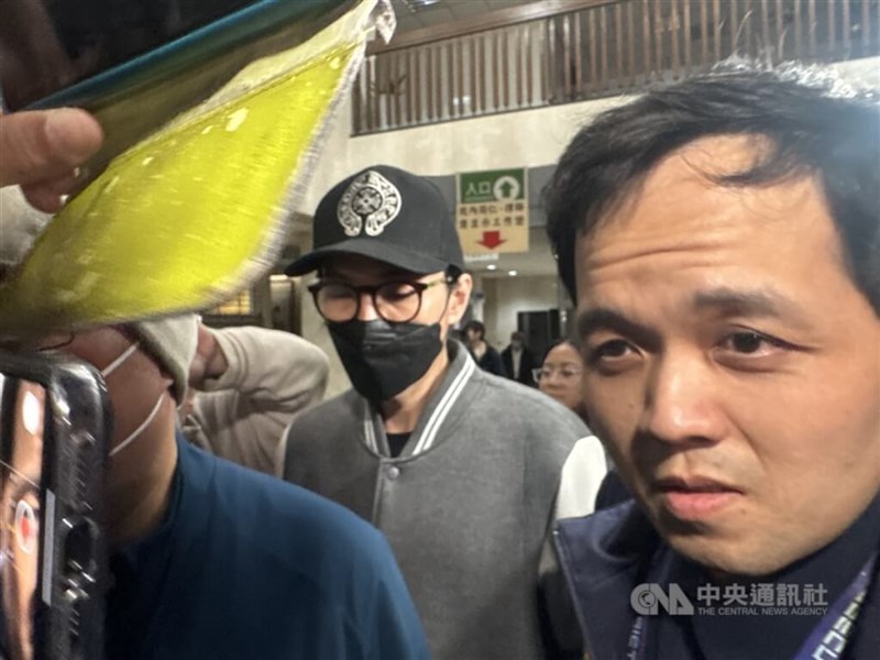 Pictured is Taiwanese actor Lee Wei (李威, center) summoned as a witness in January. CNA file photo