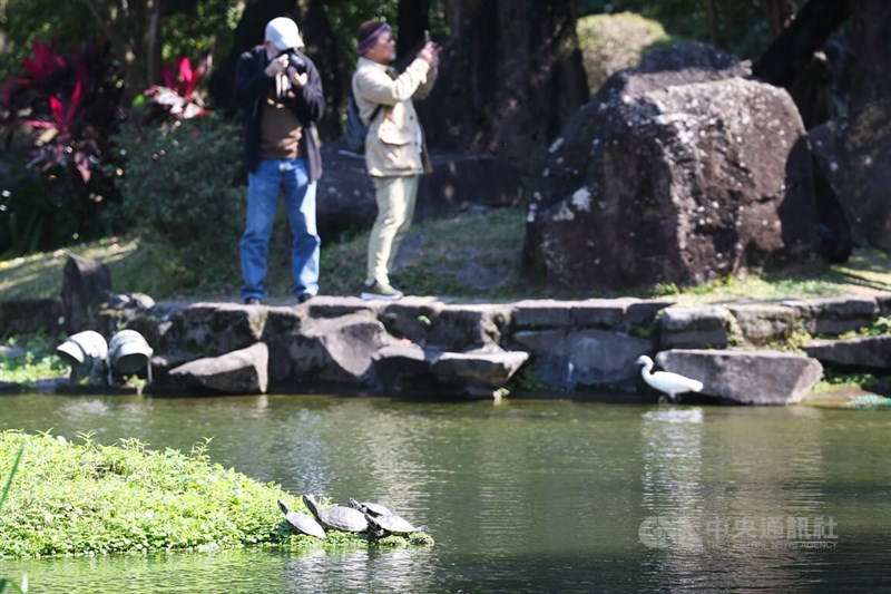 Visitors to the Chiang Kai-shek Memorial Hall in Taipei take photos on a sunny day in this CNA file photo