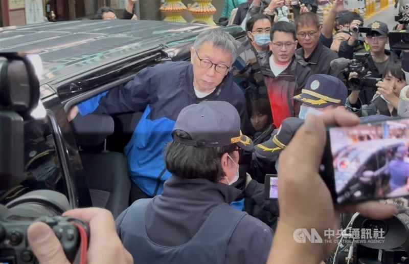 Former TPP leader Ko Wen-je, currently detained on corruption charges, exits a vehicle and is escorted by police to attend his father’s funeral in Hsinchu on Monday. CNA photo March 10, 2025