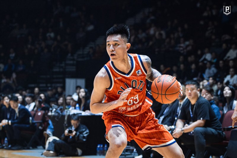 The Taoyuan Pauian Pilots star forward Lu Chun-hsiang (盧峻翔) plays in a game against the Hiroshima Dragonflies in Macao on Sunday. CNA Photo March 9, 2025