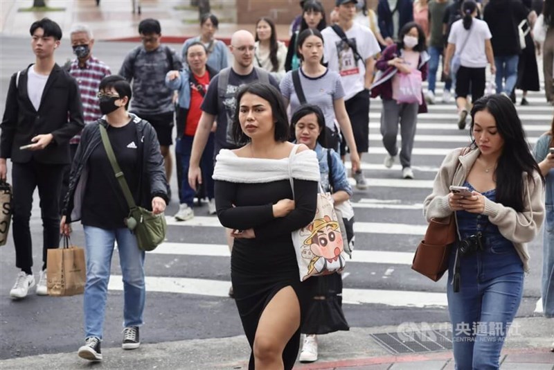 Pedestrians cross a street near the Taipei Main Station. CNA file photo