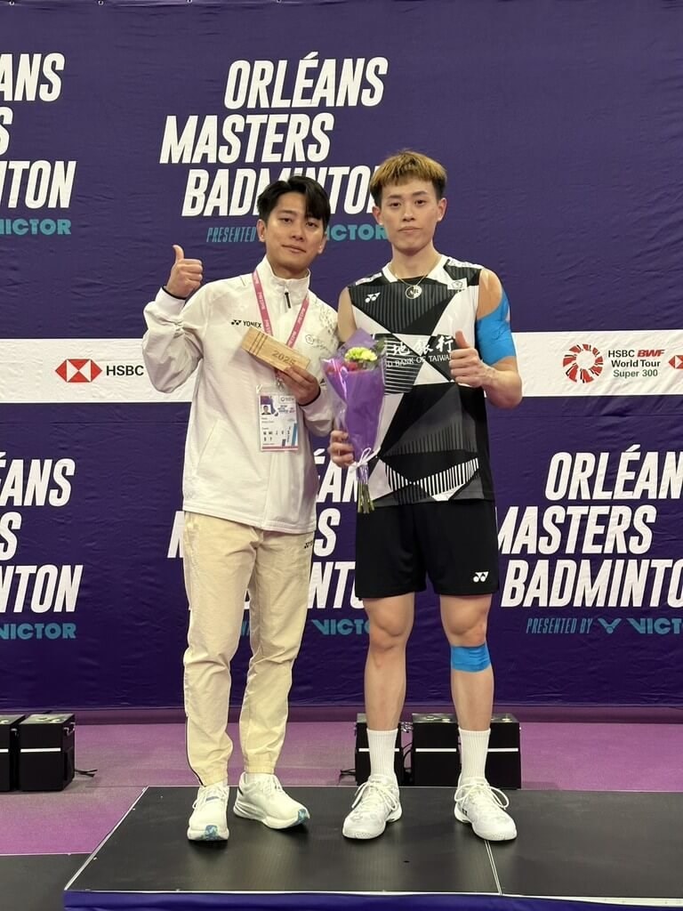 Taiwanese shuttler Lin Chun-yi (right) poses with his coach for a photo at the Orléans Masters in France. Photo courtesy of Feng Sheng-chieh