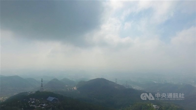 Smog blankets the sky over a mountainous area of the western half of Taiwan. CNA file photo