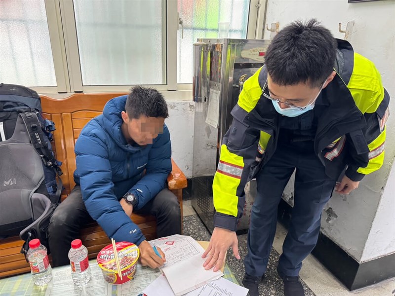 A man from the United States (left) who walked from Taoyuan to Taichung for six days without any money asks for assistance from local police on Wednesday. Photo courtesy of Taichung police March 12, 2025