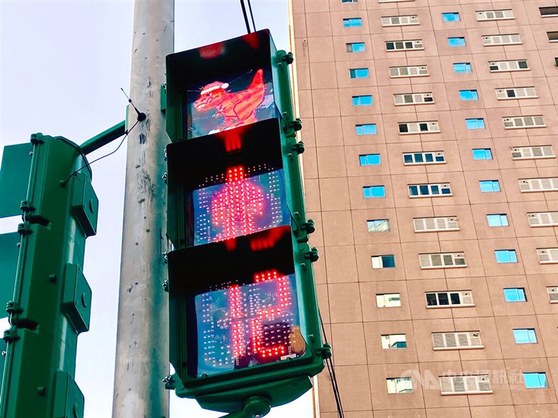 Dinosaur-themed traffic lights outside the National Museum of Natural Science in Taichung. CNA photo March 16, 2025