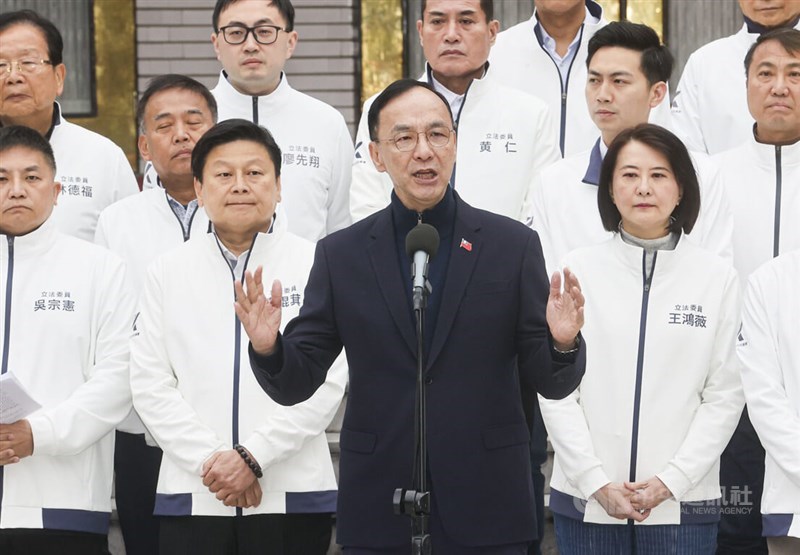 Opposition Kuomintang (KMT) Chairman Eric Chu (朱立倫, center) speaks at a news conference on Monday, saying his party will launch a campaign to hold referendums opposing the abolition of the death penalty among others. CNA photo March 17, 2025